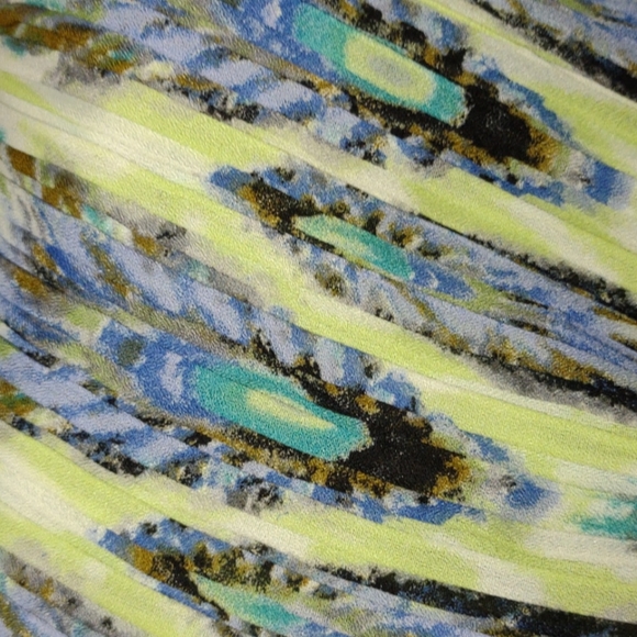 EUC ESSENTIALS BY MILANO Pleated Peacock Feather Print Cap-Sleeve Tie-Neck Top - Picture 4 of 5